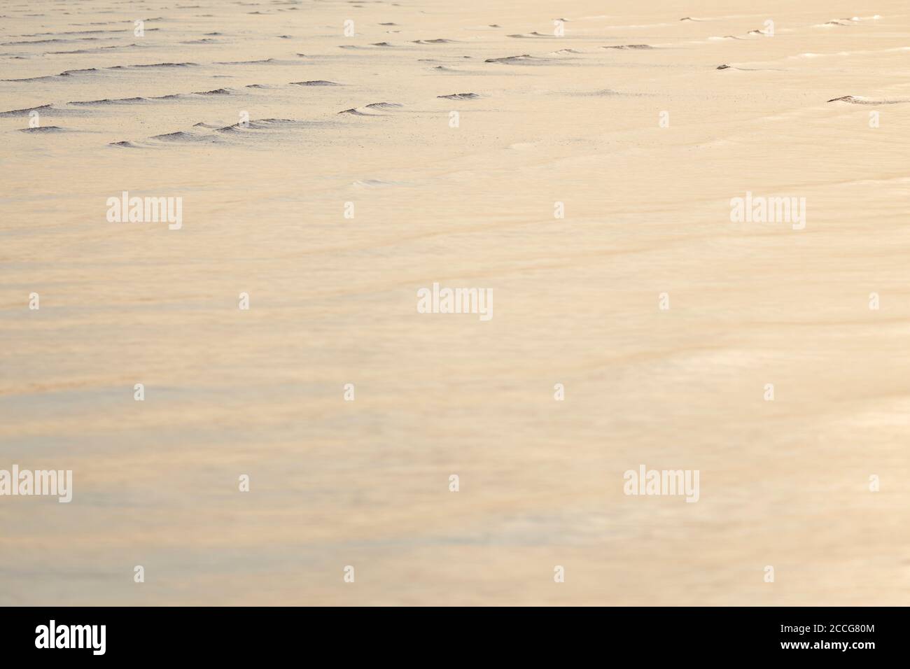 Europa, Deutschland, Niedersachsen, Otterndorf. Zartes Abendlicht auf den flachen Wellen des fließenden Wassers. Stockfoto