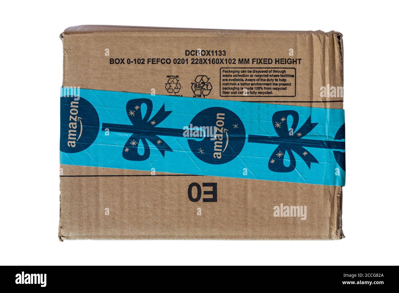 Amazon Paket mit Weihnachts-Band isoliert auf weißem Hintergrund Stockfoto