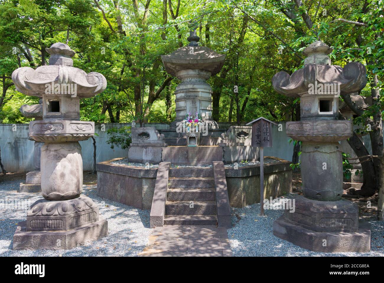 Tokyo, Japan - Grab von Tokugawa Ieshige (1712-1761) am Mausoleum von Tokugawa Shoguns am Zojoji Tempel in Tokyo, Japan. Stockfoto