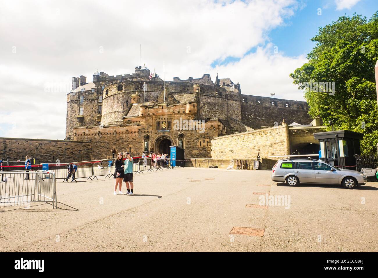 Edinburgh Schottland 6. Aug 2020 Menschen erkunden an einem sonnigen Tag in der Nähe des Eingangs zum Edinburgh Castle. Stockfoto