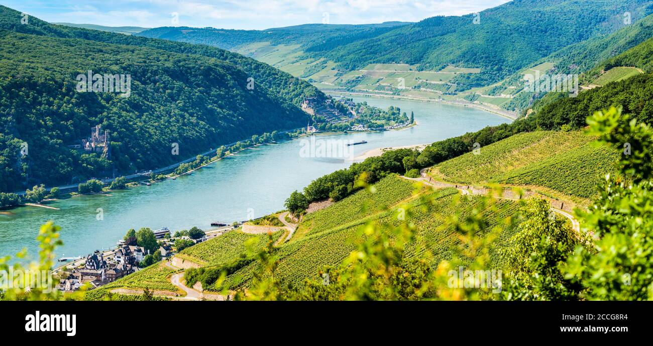 Rhein bei Assmannshausen, links die Burg Rheinstein und weiter hinter dem Richenstein Stockfoto