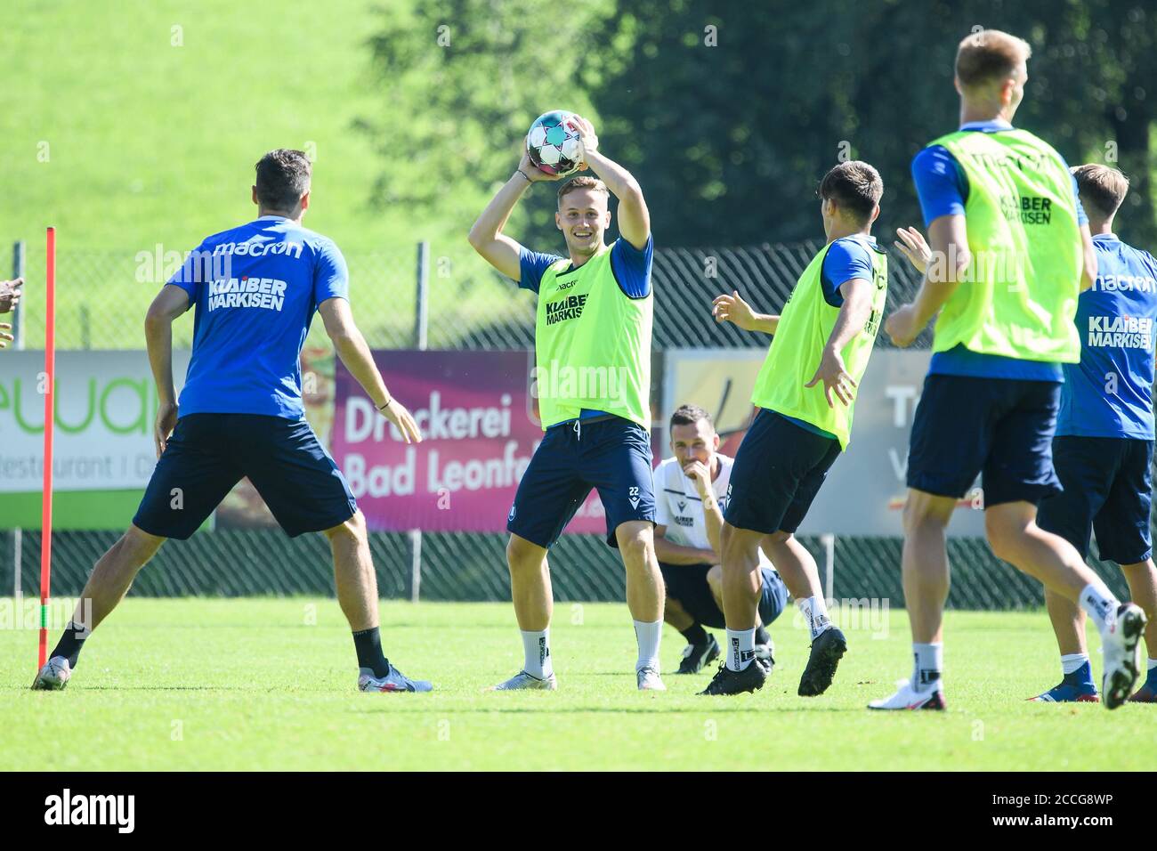 Zur Abwechslung wird der Ball mit der Hand gespielt. Christoph Kobald (KSC) am Ball. GES/Fußball/2. Bundesliga: Karlsruher SC - Trainingslager, 08/22/2020 Fußball/Fußball: 2. Bundesliga: KSC Trainingscamp, Bad Leonfelden, Österreich, 22. August 2020 Verwendung weltweit Stockfoto