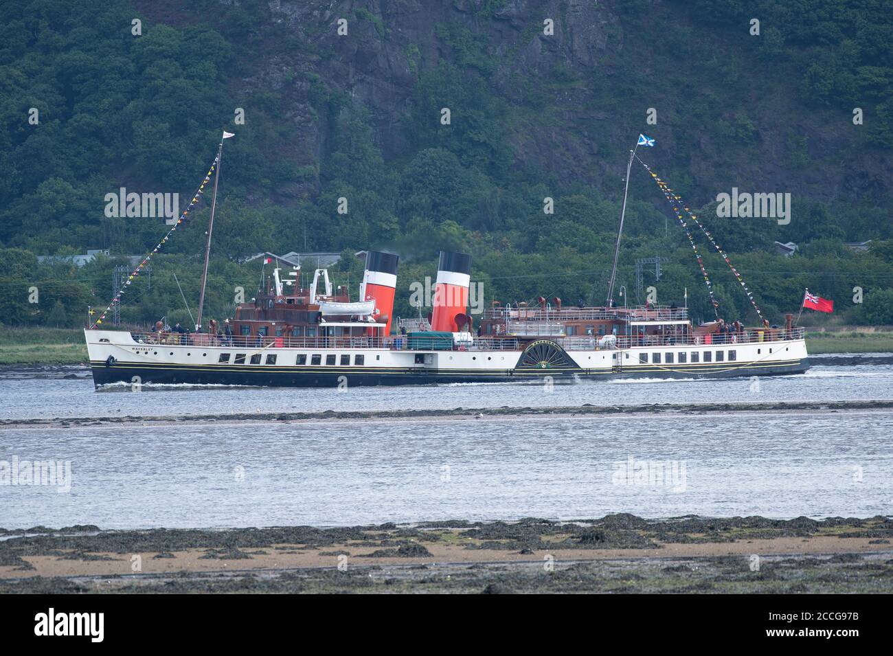 Langbank, Schottland, Großbritannien. August 2020. Die Waverley, der älteste noch funktionierende Raddampfer der Welt, fährt mit seinen ersten zahlenden Passagieren die Clyde bei Dumbarton hinunter und kehrt nach 22 Monaten nach dem umfangreichen Kesselumbau siegreich zurück. Der PS Waverley wurde vor über 70 Jahren gebaut und ist der letzte seedurchlaufende Raddampfer der Welt. Die Waverley wird bis Sonntag, 6. September auf dem Clyde betrieben. Kredit: Antonio Brecht Grist/Alamy Live Nachrichten Stockfoto