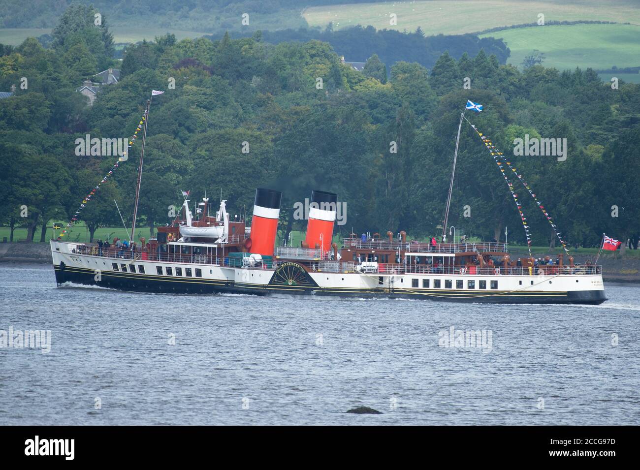 Langbank, Schottland, Großbritannien. August 2020. Die Waverley, der älteste noch funktionierende Raddampfer der Welt, fährt mit seinen ersten zahlenden Passagieren die Clyde bei Dumbarton hinunter und kehrt nach 22 Monaten nach dem umfangreichen Kesselumbau siegreich zurück. Der PS Waverley wurde vor über 70 Jahren gebaut und ist der letzte seedurchlaufende Raddampfer der Welt. Die Waverley wird bis Sonntag, 6. September auf dem Clyde betrieben. Kredit: Antonio Brecht Grist/Alamy Live Nachrichten Stockfoto