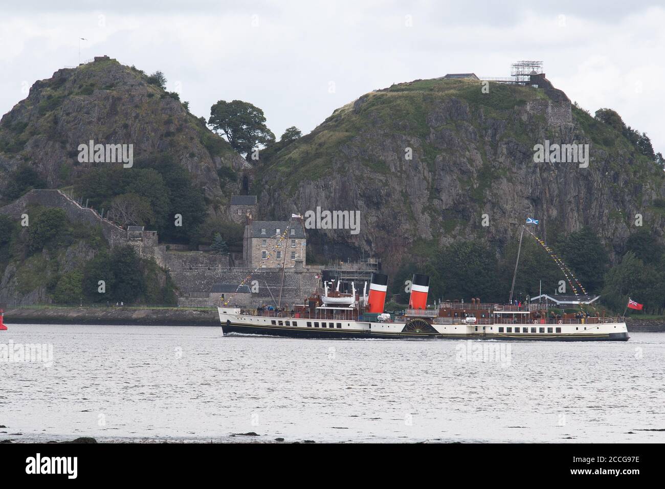 Langbank, Schottland, Großbritannien. August 2020. Die Waverley, der älteste noch funktionierende Raddampfer der Welt, fährt mit seinen ersten zahlenden Passagieren die Clyde bei Dumbarton hinunter und kehrt nach 22 Monaten nach dem umfangreichen Kesselumbau siegreich zurück. Der PS Waverley wurde vor über 70 Jahren gebaut und ist der letzte seedurchlaufende Raddampfer der Welt. Die Waverley wird bis Sonntag, 6. September auf dem Clyde betrieben. Kredit: Antonio Brecht Grist/Alamy Live Nachrichten Stockfoto