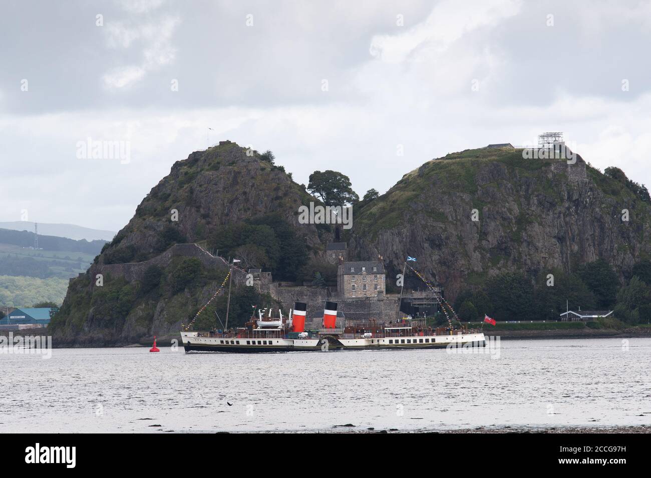 Langbank, Schottland, Großbritannien. August 2020. Die Waverley, der älteste noch funktionierende Raddampfer der Welt, fährt mit seinen ersten zahlenden Passagieren die Clyde bei Dumbarton hinunter und kehrt nach 22 Monaten nach dem umfangreichen Kesselumbau siegreich zurück. Der PS Waverley wurde vor über 70 Jahren gebaut und ist der letzte seedurchlaufende Raddampfer der Welt. Die Waverley wird bis Sonntag, 6. September auf dem Clyde betrieben. Kredit: Antonio Brecht Grist/Alamy Live Nachrichten Stockfoto