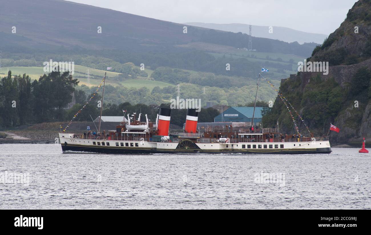 Langbank, Schottland, Großbritannien. August 2020. Die Waverley, der älteste noch funktionierende Raddampfer der Welt, fährt mit seinen ersten zahlenden Passagieren die Clyde bei Dumbarton hinunter und kehrt nach 22 Monaten nach dem umfangreichen Kesselumbau siegreich zurück. Der PS Waverley wurde vor über 70 Jahren gebaut und ist der letzte seedurchlaufende Raddampfer der Welt. Die Waverley wird bis Sonntag, 6. September auf dem Clyde betrieben. Kredit: Antonio Brecht Grist/Alamy Live Nachrichten Stockfoto