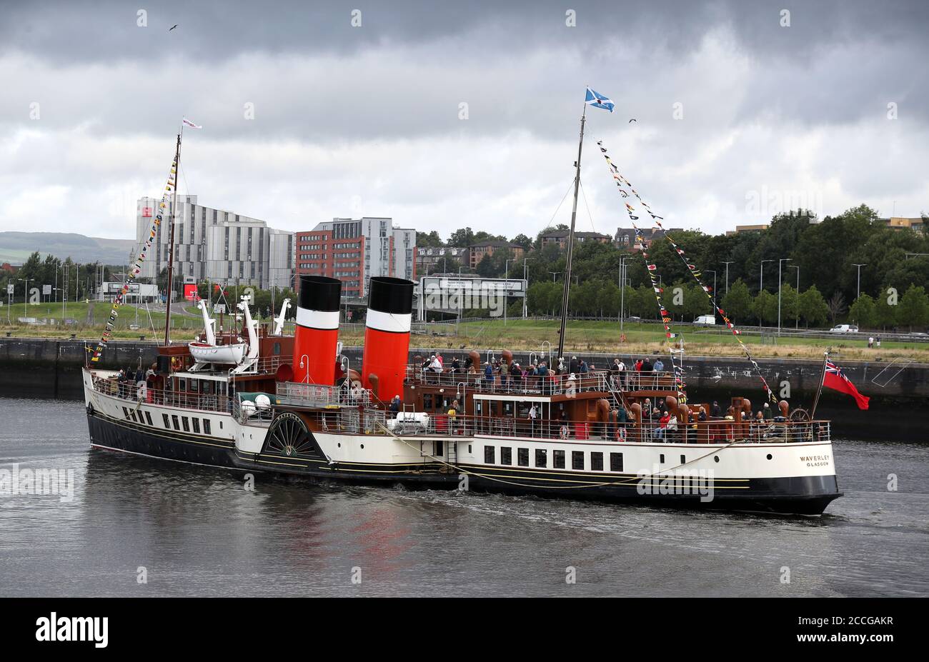 Der Paddle-Dampfer Waverley fährt von Glasgow zu einer Kreuzfahrt entlang des Flusses Clyde ab, während sie nach der Coronavirus-Sperre wieder segelt. Stockfoto