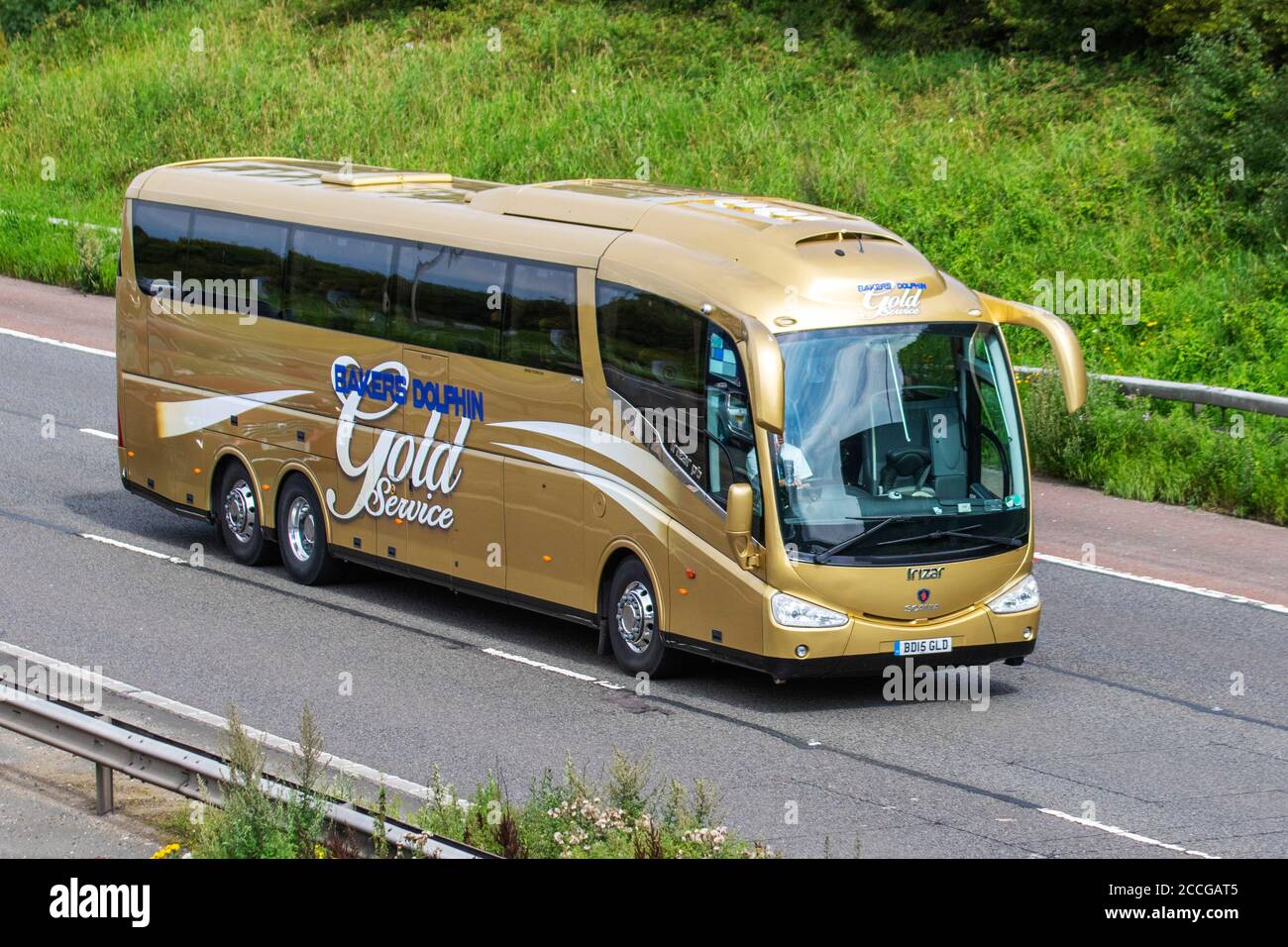 Bäcker Dolphin Gold Service; Gold Coach Tour Service luxuriöse Gold Irizar Scania Coaches fahren auf der M6 Autobahn UK Stockfoto