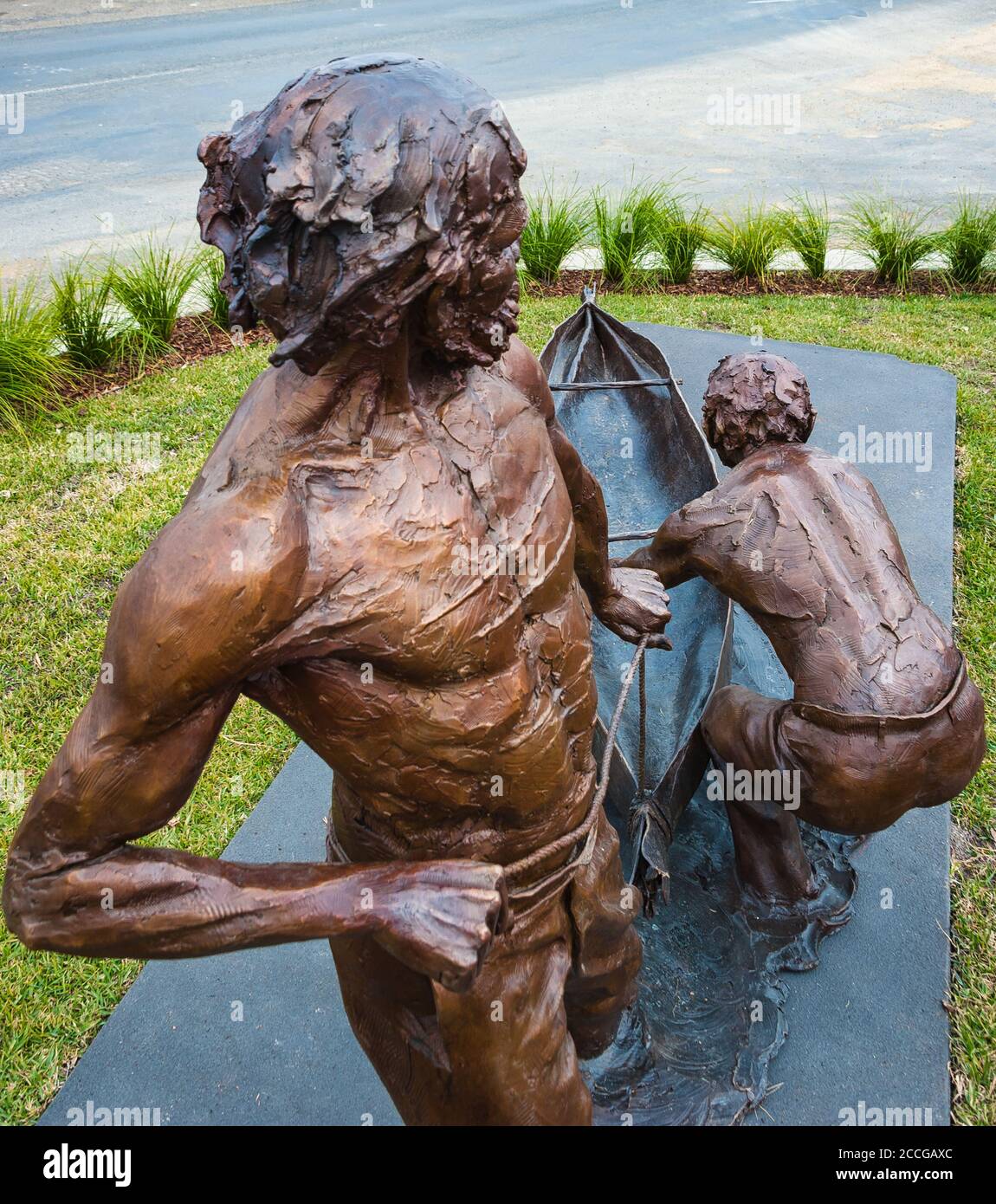 Bronzestatuen von zwei indigenen Helden porträtierten Menschen, die ein Rindenkanu während der Überschwemmungen von 1852 in NSW Australien handhabten, wo sie 68 Menschen retteten. Stockfoto