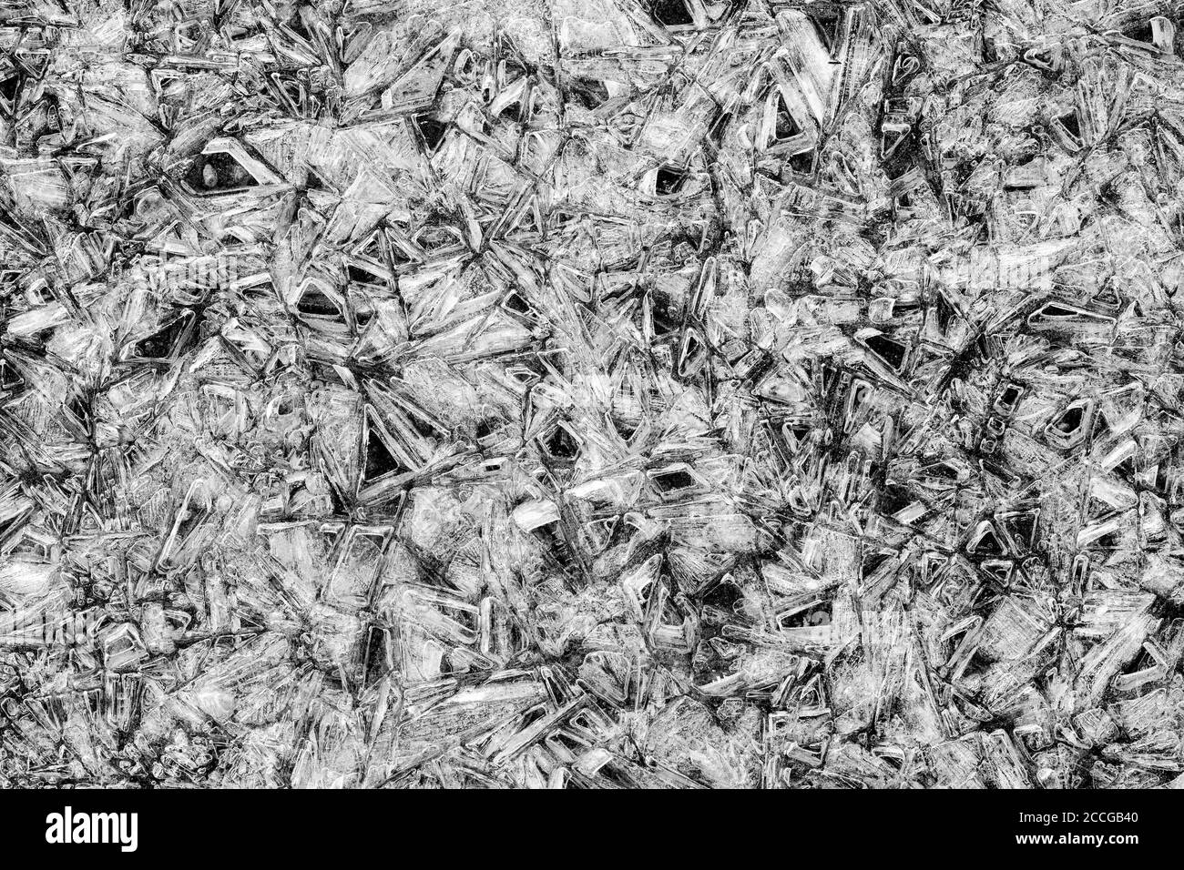 Eiskristalle im Isarstrombett mit verschiedenen Formen Und Strukturen Stockfoto