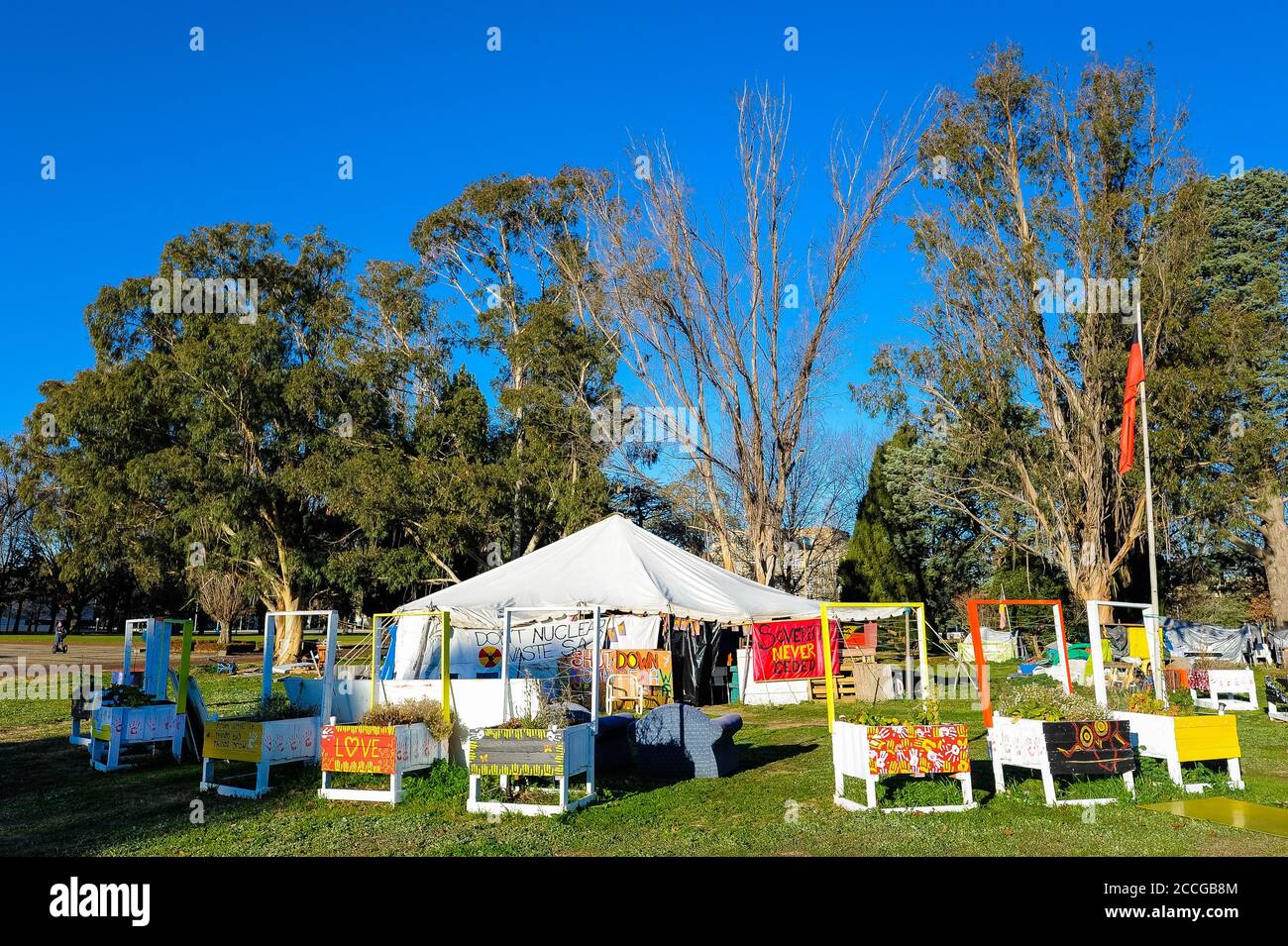 Die Botschaft des Aborigine-Zeltes mit Zeltdach und Protestschildern wurde 1972 im Innenhof des alten Parlamentshauses in Canberra, Australien, errichtet. Stockfoto
