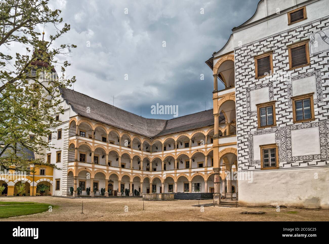 Hof auf Schloss in Velké Losiny, Olomouc Region, Mähren, Tschechische Republik Stockfoto