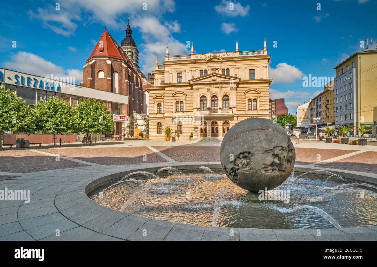 Brunnen, Schlesisches Theater, bei Horni namesti, Mariä Himmelfahrt Co-Kathedrale dahinter, in Opava, Mährisch-Schlesische Region, Schlesien, Tschechische Republik Stockfoto