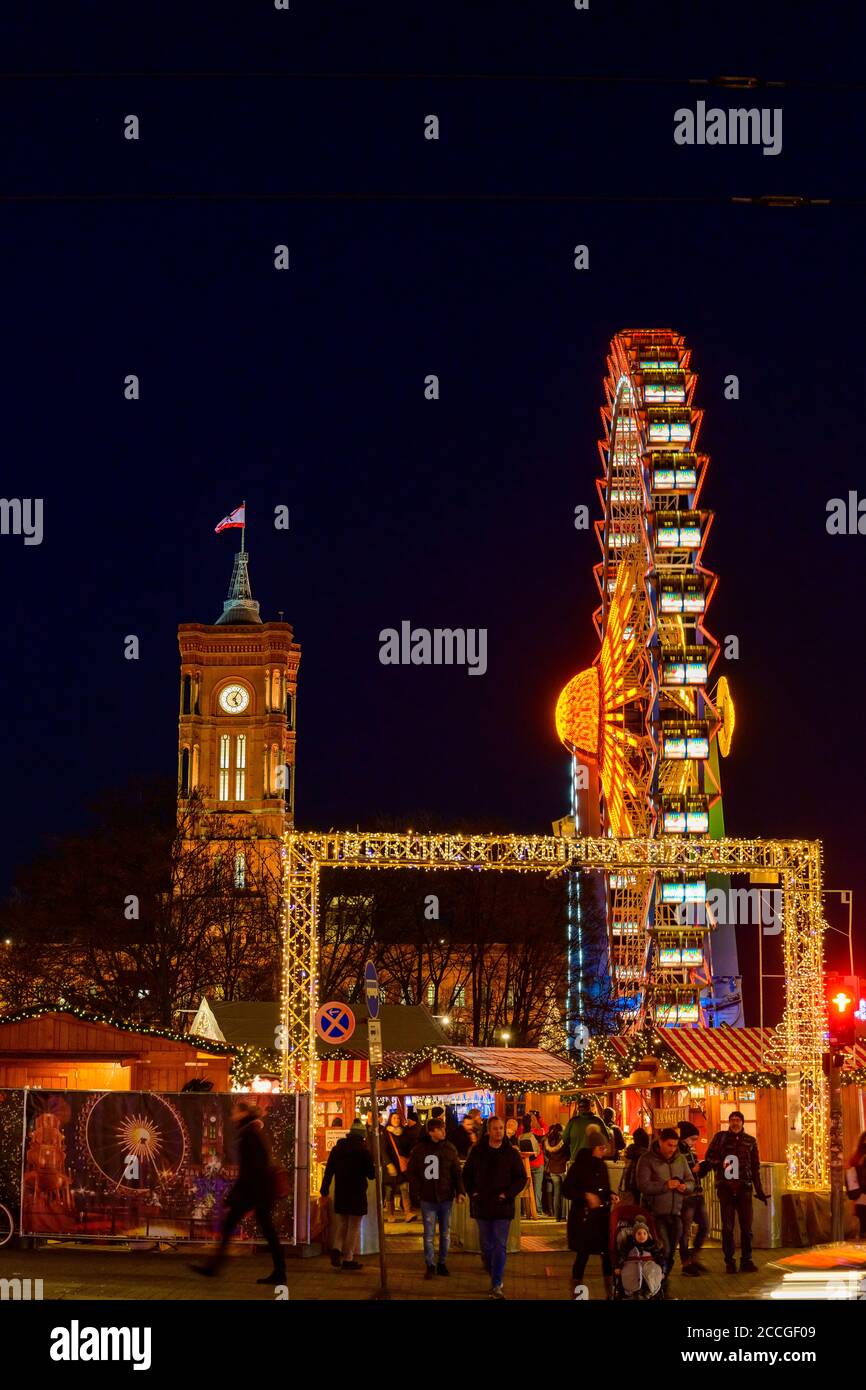 Deutschland, Berlin, Weihnachtsmarkt mit Riesenrad im Roten Rathaus / Alexanderplatz. Stockfoto