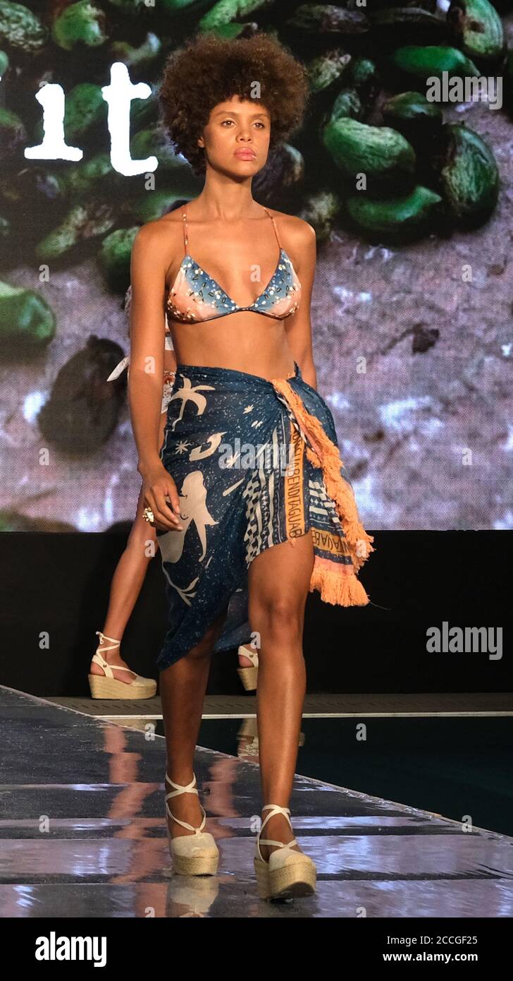 Ein Model geht mit einem Badeanzug von Agua Bendita Moden während der Paraiso Miami Beach Modenschau im SLS Hotel in Miami Beach, Florida, am Freitag, den 21. August 2020, über die Landebahn. Foto von Gary i Rothstein/UPI Stockfoto