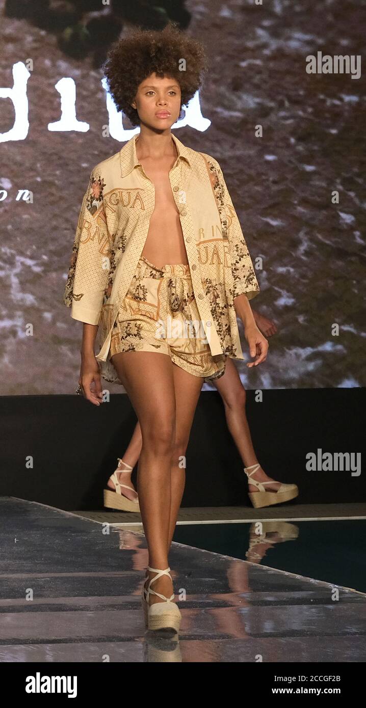 Ein Model geht mit einem Badeanzug von Agua Bendita Moden während der Paraiso Miami Beach Modenschau im SLS Hotel in Miami Beach, Florida, am Freitag, den 21. August 2020, über die Landebahn. Foto von Gary i Rothstein/UPI Stockfoto