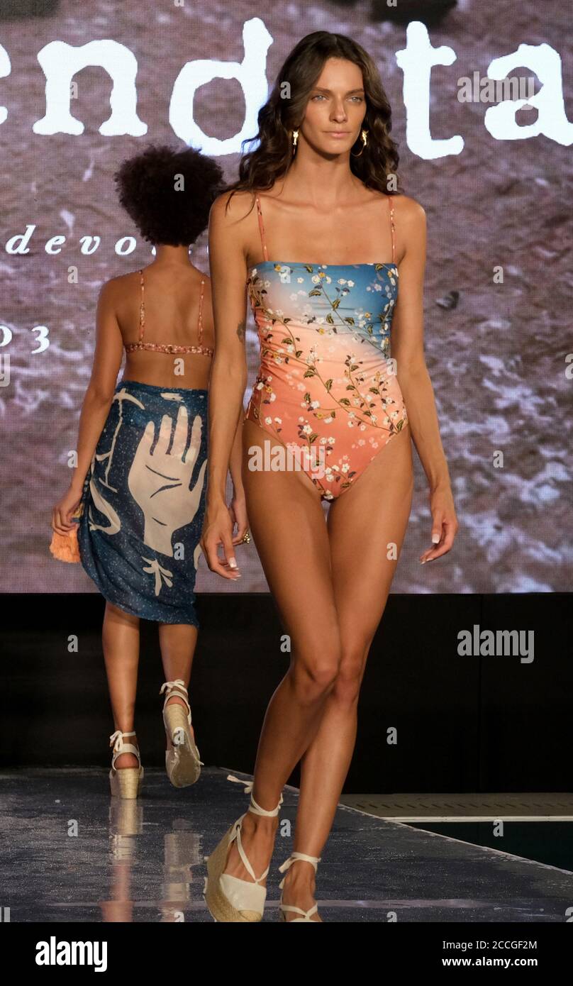 Ein Model geht mit einem Badeanzug von Agua Bendita Moden während der Paraiso Miami Beach Modenschau im SLS Hotel in Miami Beach, Florida, am Freitag, den 21. August 2020, über die Landebahn. Foto von Gary i Rothstein/UPI Stockfoto