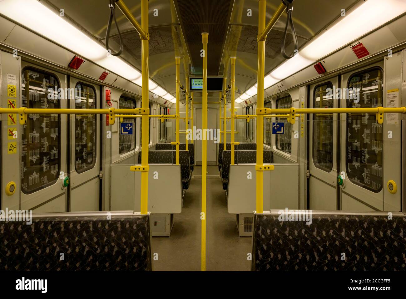 Deutschland, Berlin, U-Bahn-Autos ohne Menschen. Stockfoto