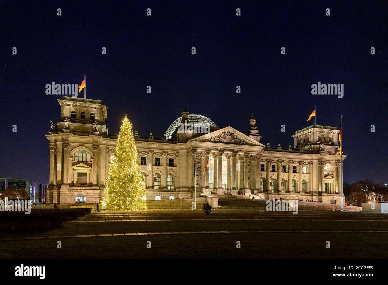 Deutschland, Berlin, Reichstagsgebäude mit Weihnachtsbaum. Stockfoto