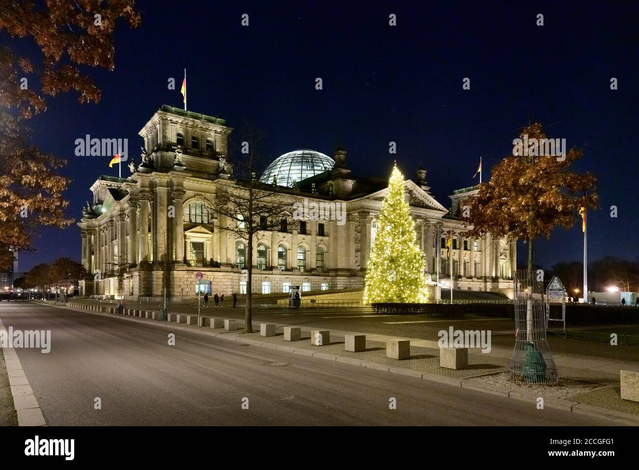 Deutschland, Berlin, Reichstagsgebäude mit Weihnachtsbaum. Stockfoto