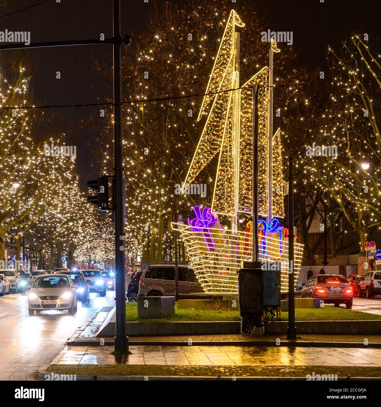 Deutschland, Berlin, Kurfürstendamm mit Weihnachtsbeleuchtung / Dekoration. Stockfoto