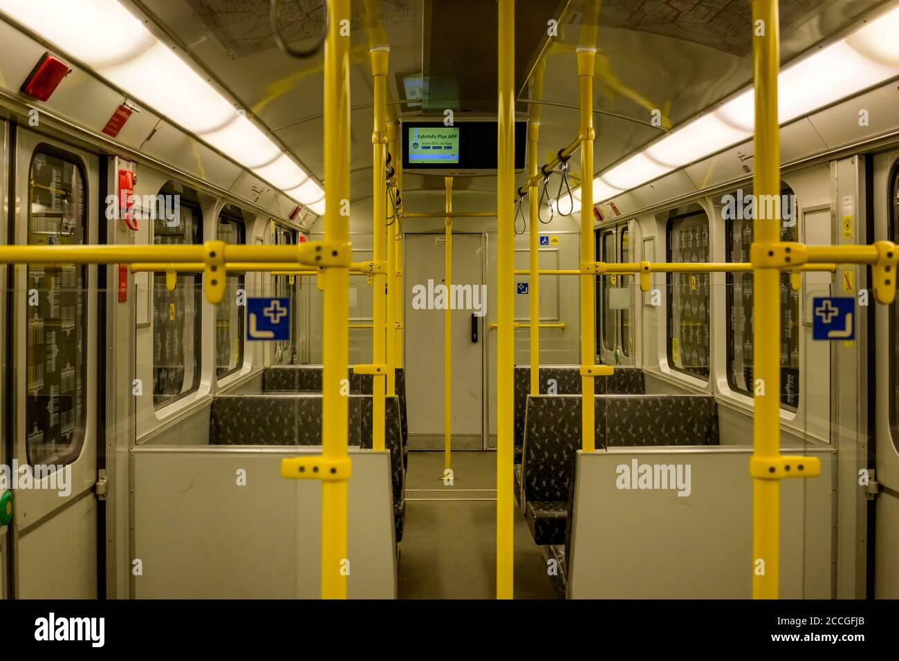 Deutschland, Berlin, U-Bahn-Autos ohne Menschen. Stockfoto