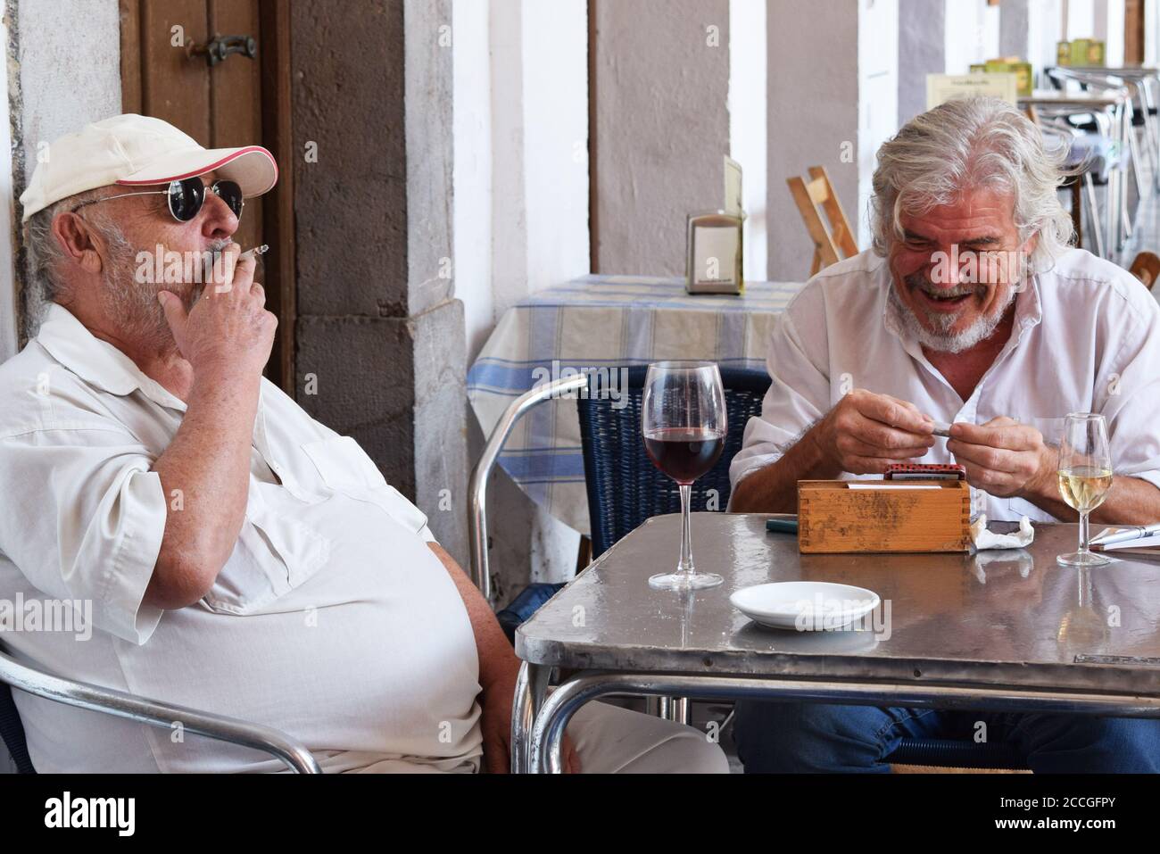 Madrid, Spanien - 24. August 2016 - zwei Männer geselligen sich an einem sonnigen Tag in der spanischen Hauptstadt vor einer Bar Stockfoto