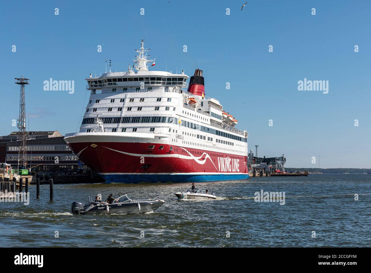 Motorboote vor und Seerundfähre M/S Gabriella von Viking Line Reederei in Katajanokka Bezirk von Helsinki, Finnland Stockfoto