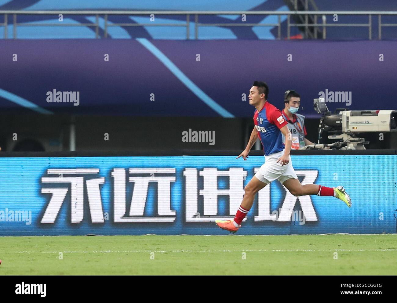 Suzhou, Chinas Provinz Jiangsu. August 2020. Zhu Jianrong aus Qingdao Huanghai feiert den Torreigen beim sechsten Runde-Spiel zwischen Tianjin TEDA und Qingdao Huanghai bei der verschobenen Saison 2020 der Superliga (CSL) der chinesischen Fußballvereinigung Suzhou Division in Suzhou, Provinz Jiangsu, 22. August 2020. Quelle: Yang Lei/Xinhua/Alamy Live News Stockfoto