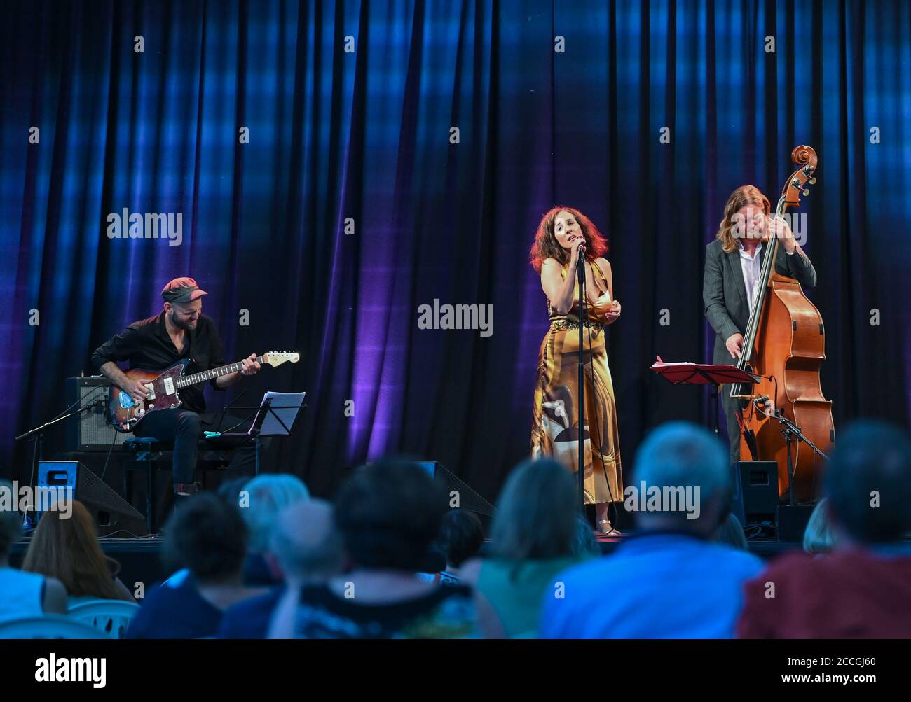 Neuhardenberg, Deutschland. August 2020. Lisa Bassenge, Sänger, Christoph Bernewitz (l.), Gitarre und Andreas lang am Bass, fotografiert beim Jazzkonzert auf der Bühne des Sommerprogramms der Stiftung Schloss Neuhardenberg. Quelle: Patrick Pleul/dpa-Zentralbild/ZB/dpa/Alamy Live News Stockfoto