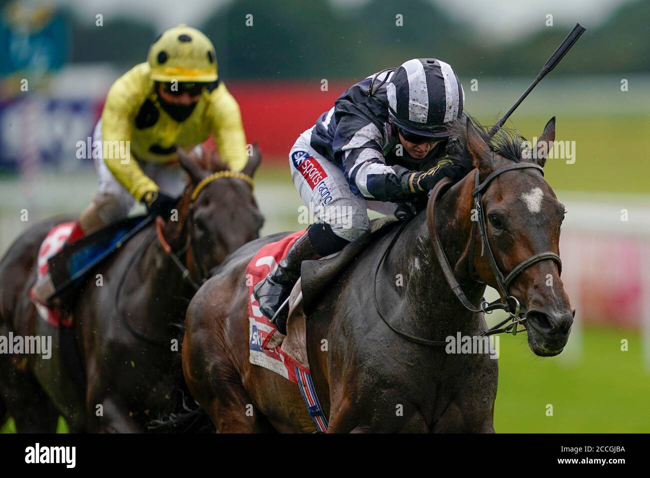 Der von Hollie Doyle (rechts) gerittene Bursche gewinnt am vierten Tag des Yorkshire Ebor Festivals auf der Pferderennbahn in York die Sky Bet und Symphony Group Strensall Stakes. Stockfoto