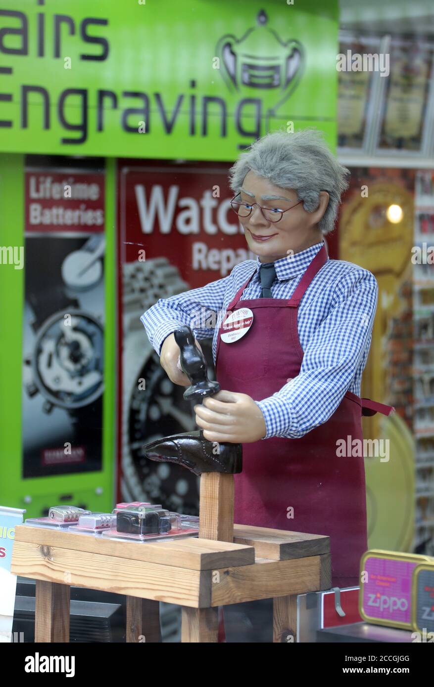 Timpson Schuhreparaturmann im Schaufenster in Chester Stockfoto