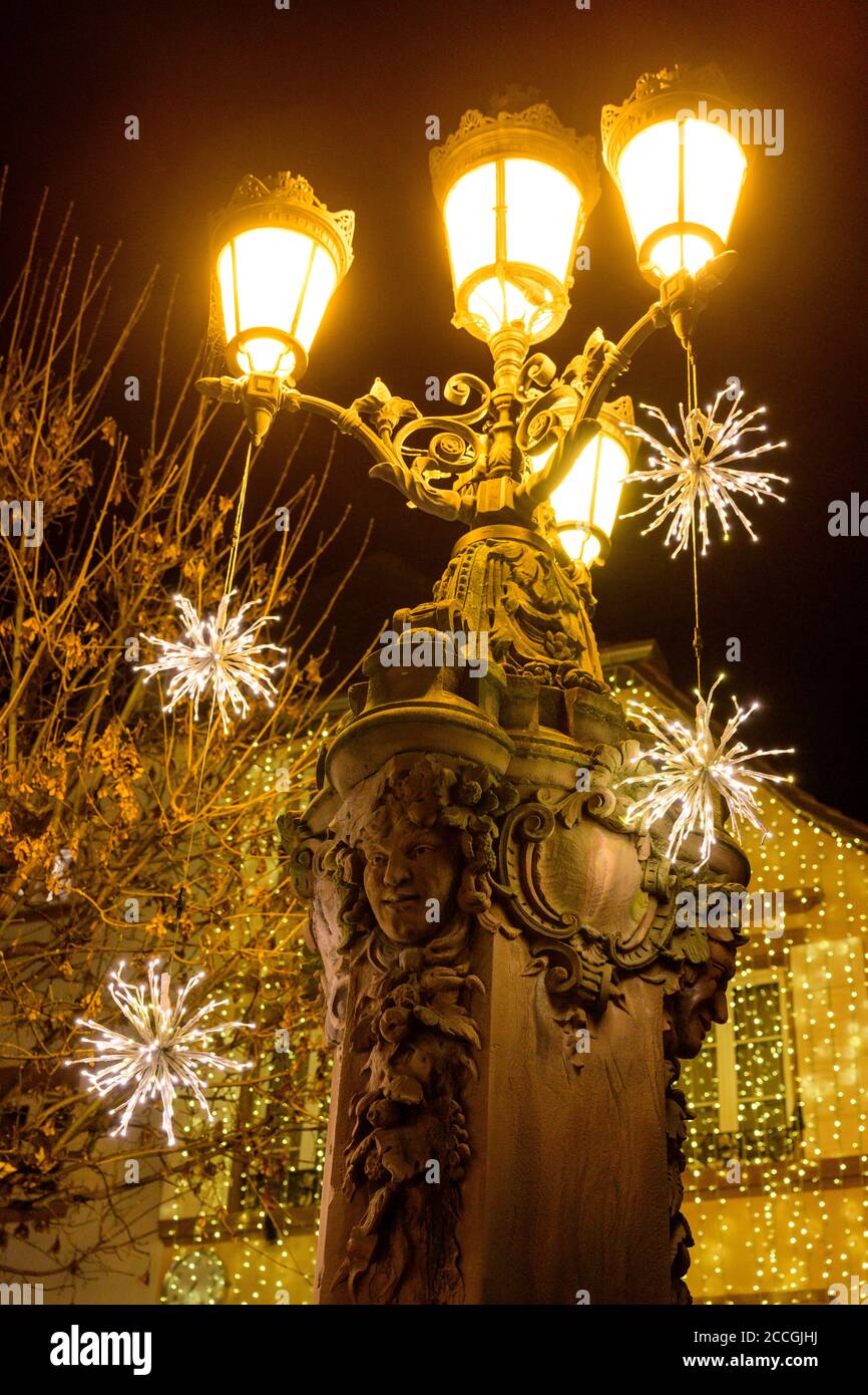 Frankreich, Elsass, Wissembourg, Weihnachtsdekoration, am Abend Stockfoto
