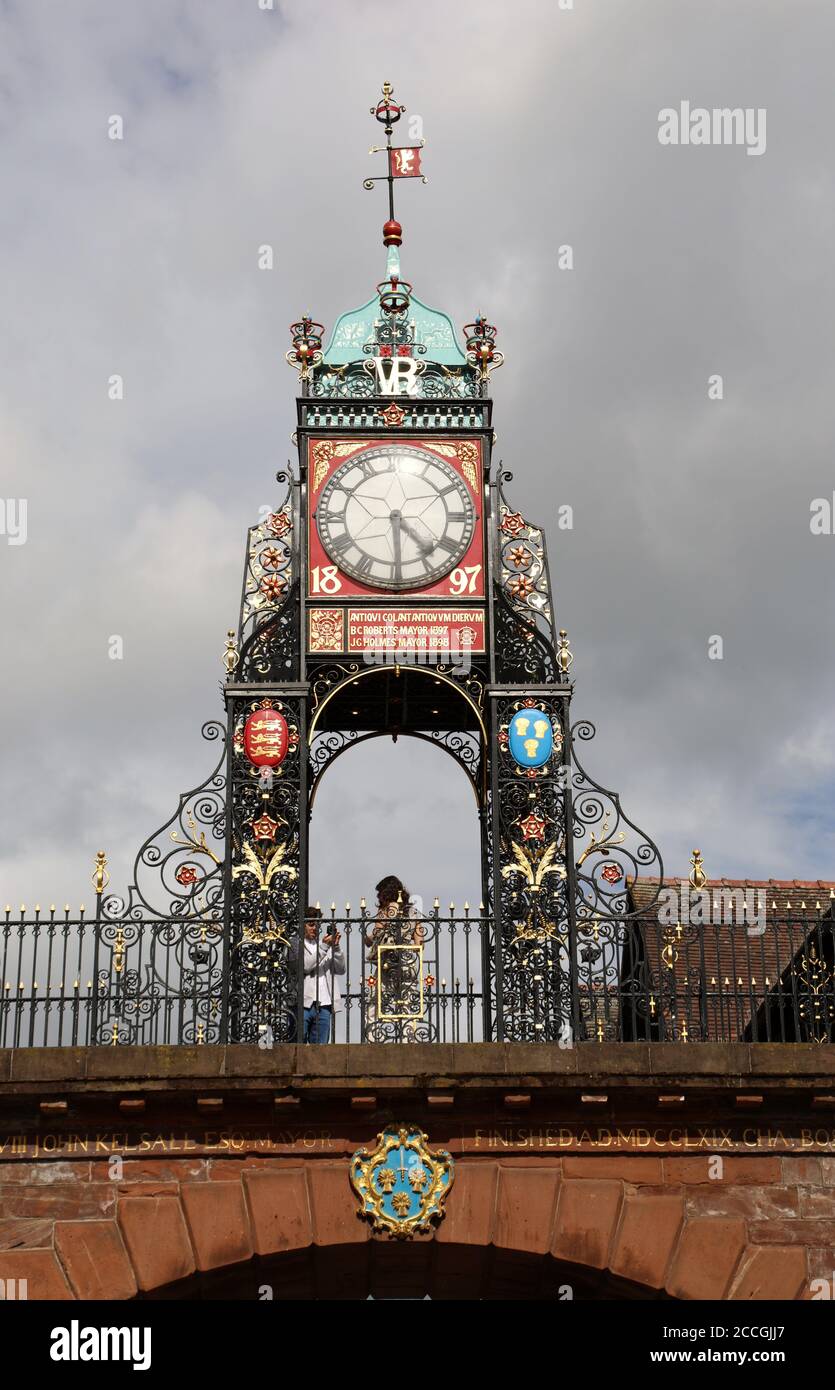 Touristen, die ein Foto bei Eastgate Clock in Chester machen Stockfoto
