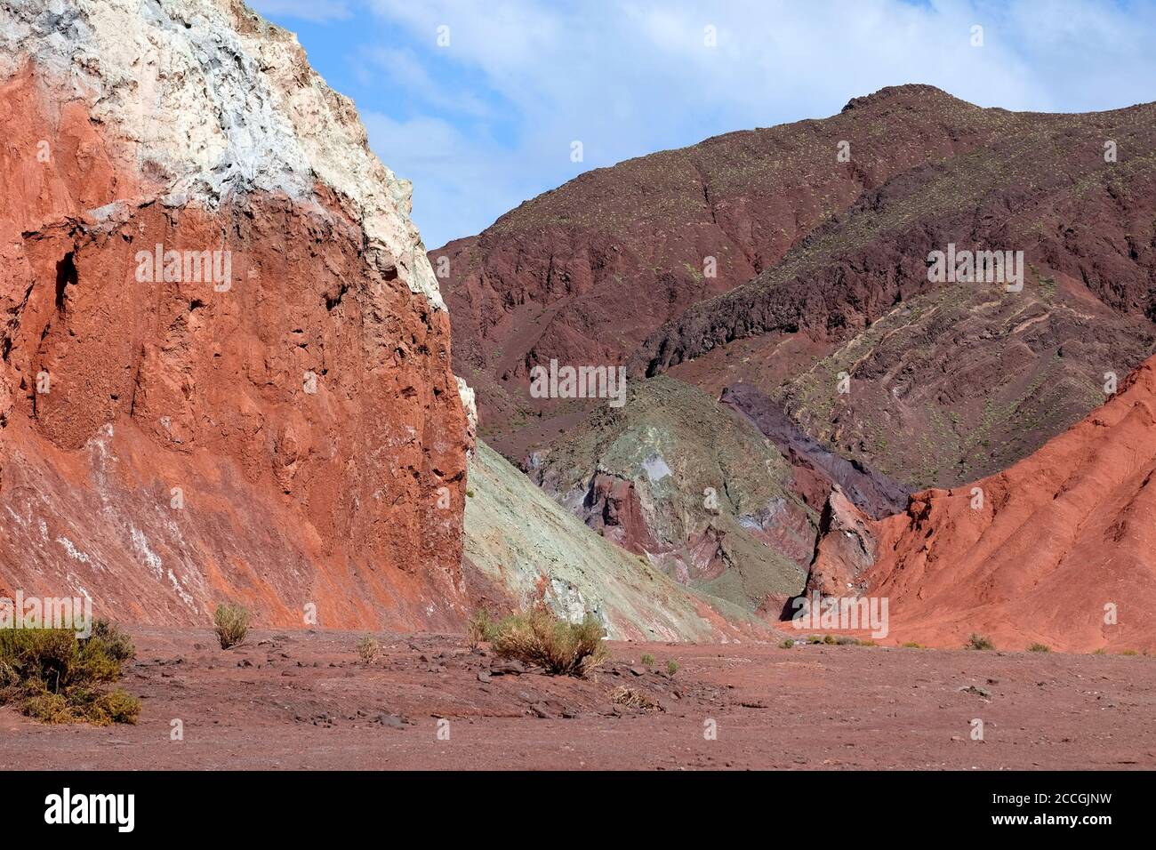 Valle del Arcoiris - Rainbow Valley - hoch in der Atacama Wüste hat eine herrlich bunte Palette von Felsen. Stockfoto