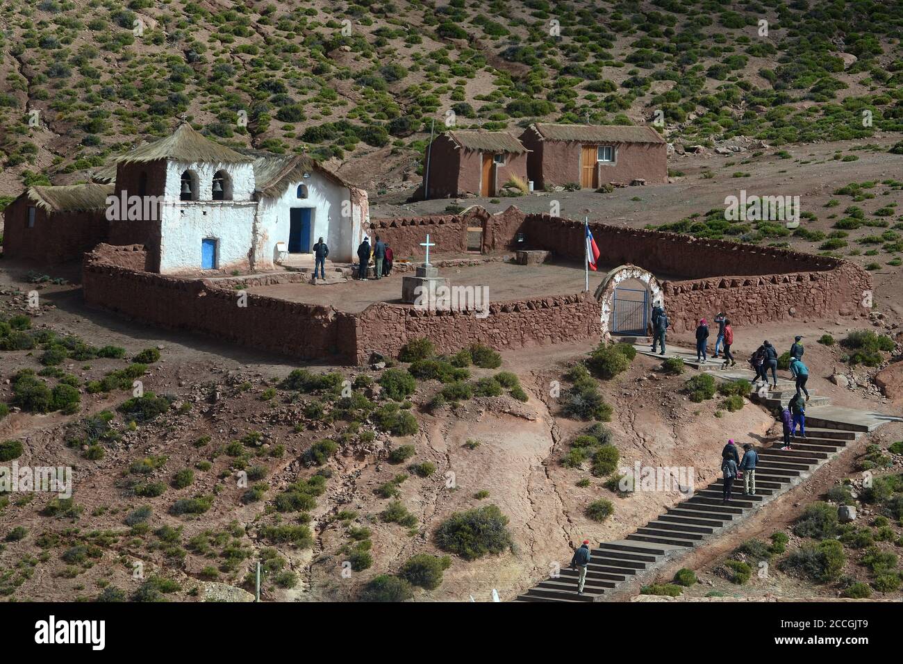 Touristen besuchen die adobe-Kirche im abgelegenen chilenischen Andendorf Machuca. Stockfoto