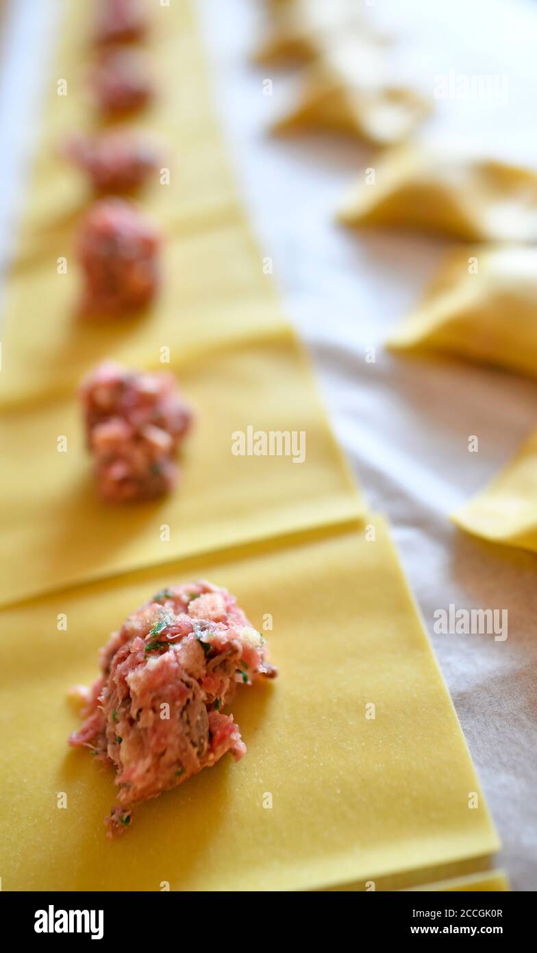 Herstellung von Schwäbischen Knödeln, Portionen von Fleischfüllung auf Teig liegend, Teig gewickelte Knödel, Stuttgart, Baden-Württemberg, Deutschland Stockfoto