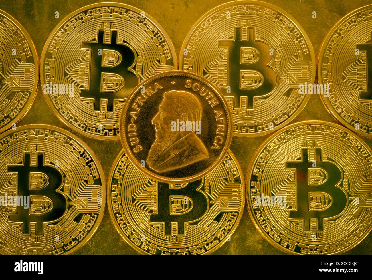 Physische Goldmünze 1 Unze Gold Krugerrand Vorderseite Paul Kruger auf Bitcoin-Münzen, symbolisches Bild Gold versus Kryptowährung Stockfoto