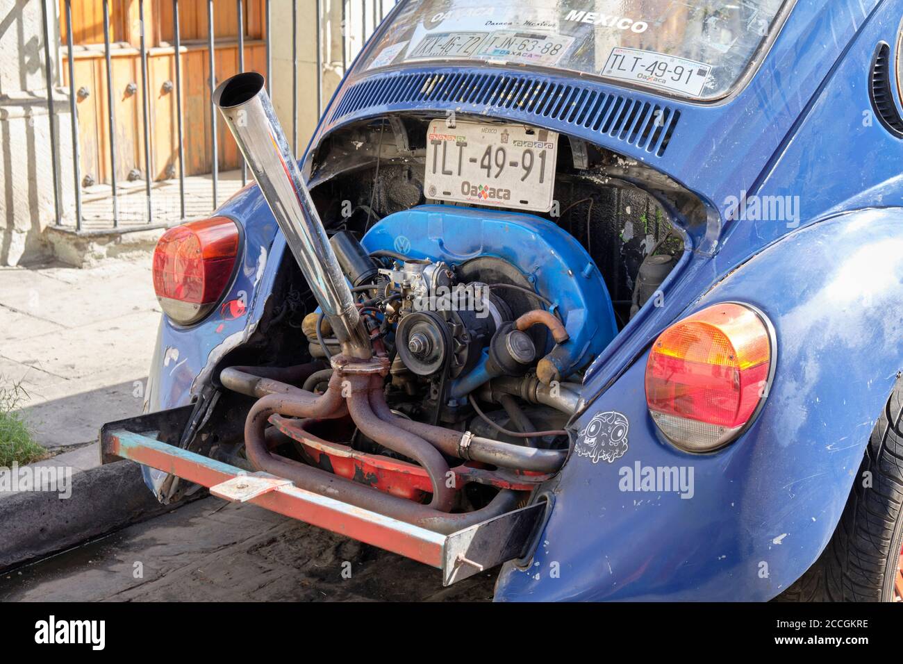 Offener Stand auf einem blauen VW Käfer mit dem modifizierten Motor in Oaxaca, Mexiko Stockfoto