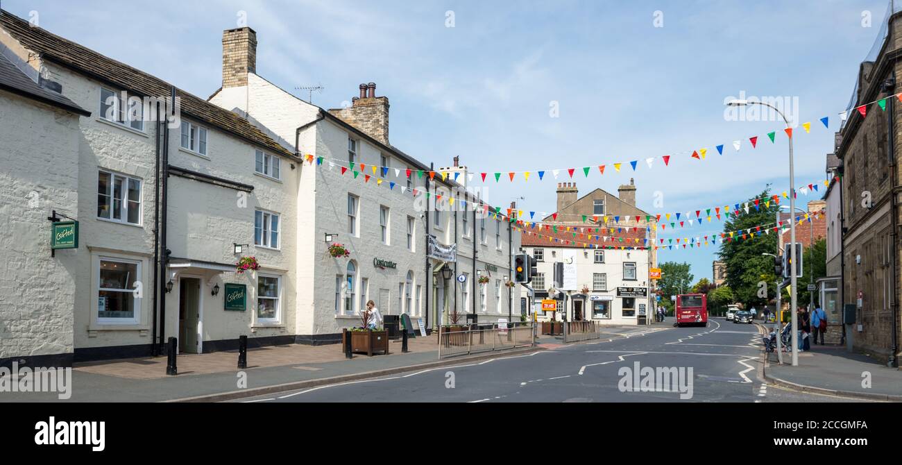 Geschäfte auf der High Street in Boston Spa, West Yorkshire Stockfoto