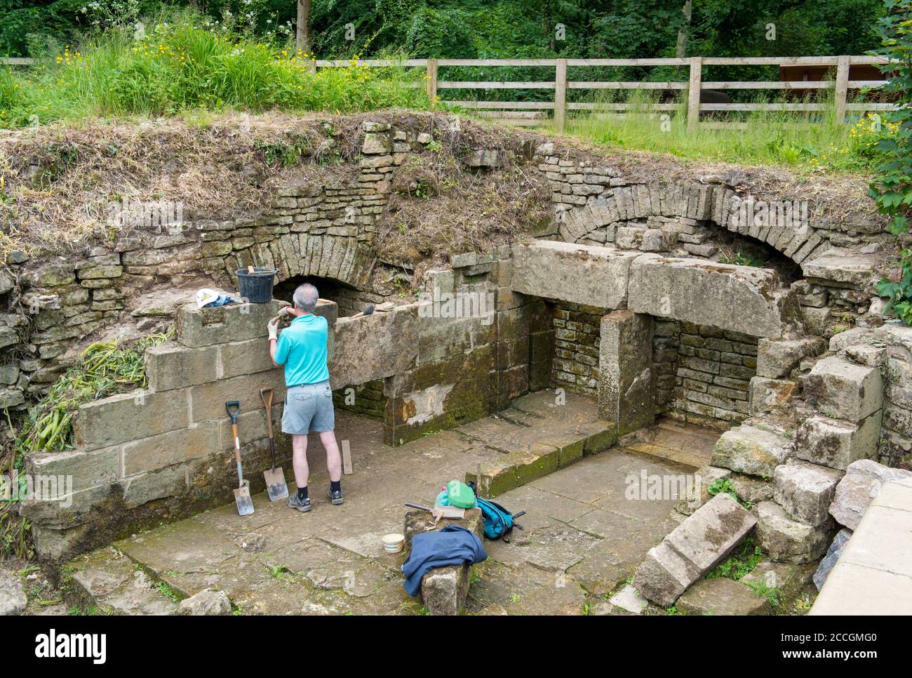 Eine Freiwillige Konsolidierung der Überreste des Dam House, eine industrielle archäologische Stätte neben dem Wehr am Fluss Wharfe in Boston Spa Stockfoto