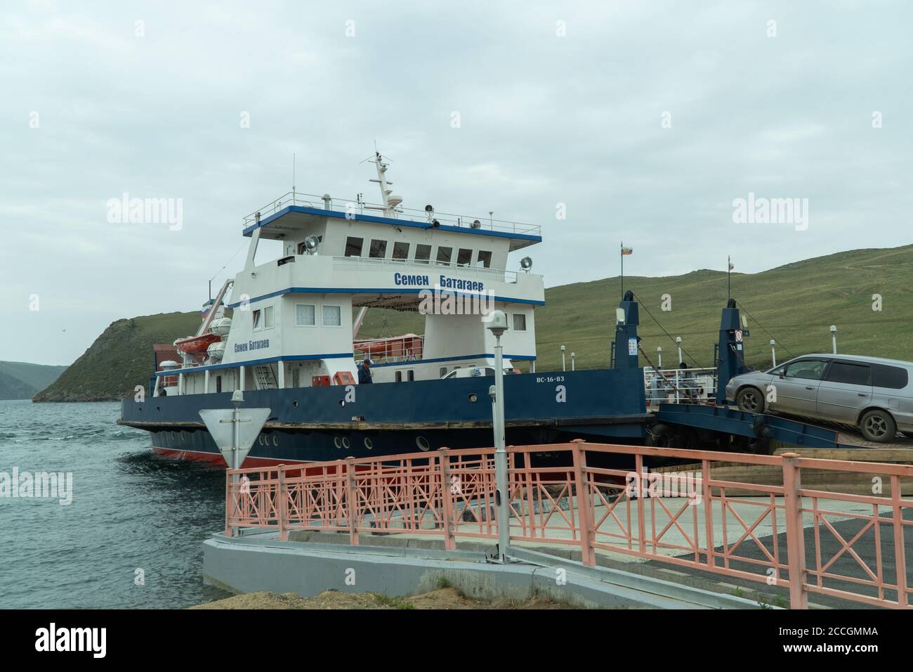 Russland, Region Irkutsk, Sachjurta, August 2020: Fährüberfahrt zur Insel Olchon. Stockfoto