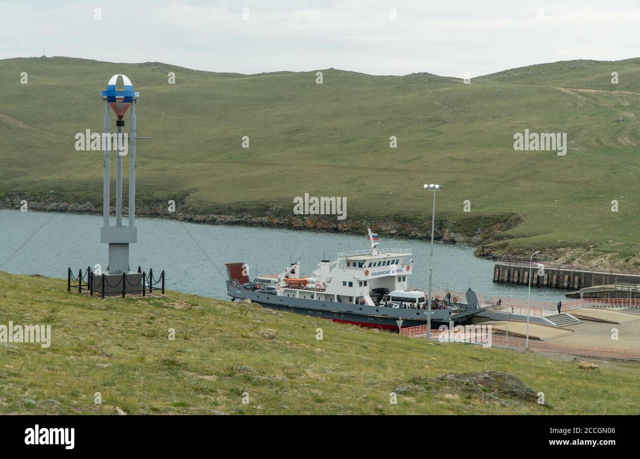 Russland, Region Irkutsk, Sachjurta, August 2020: Fährüberfahrt auf dem Baikalsee. Fracht- und Passagierfähre Olchon Gate. Stockfoto