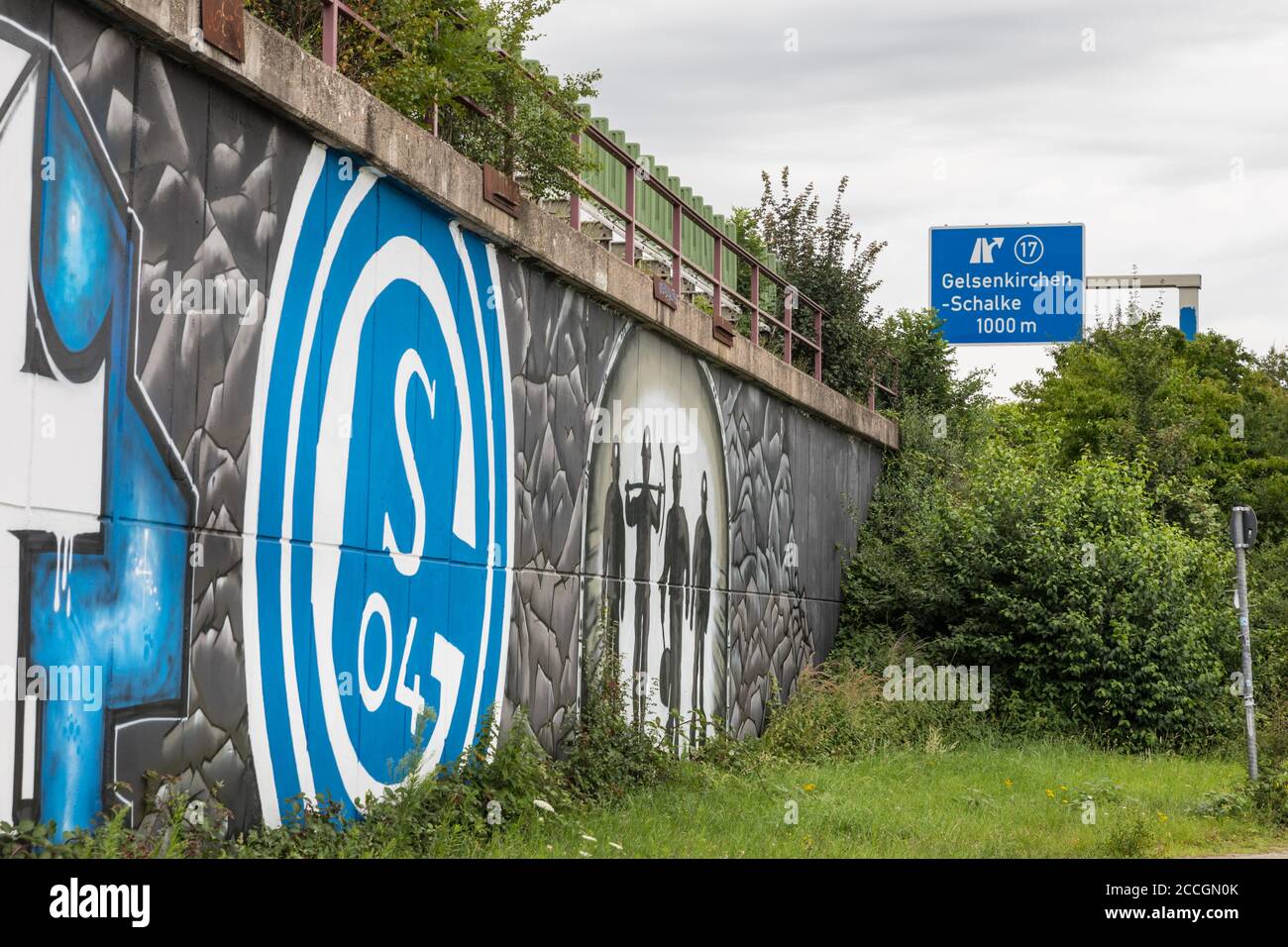 Schalke Fan Graffiti und Autobahnausfahrt, Schalker Meile Fanbereich des FC Schalke 04 Fußballverein, in Gelsenkirchen, Nordrhein-Westfalen, Deutschland Stockfoto