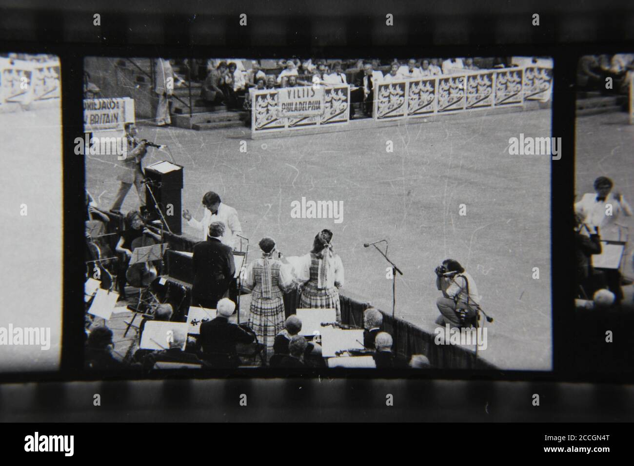Feine 70er Jahre Vintage Schwarz-Weiß-Fotografie von einer Reihe von Fotografen, die Bilder von Würdenträgern. Stockfoto