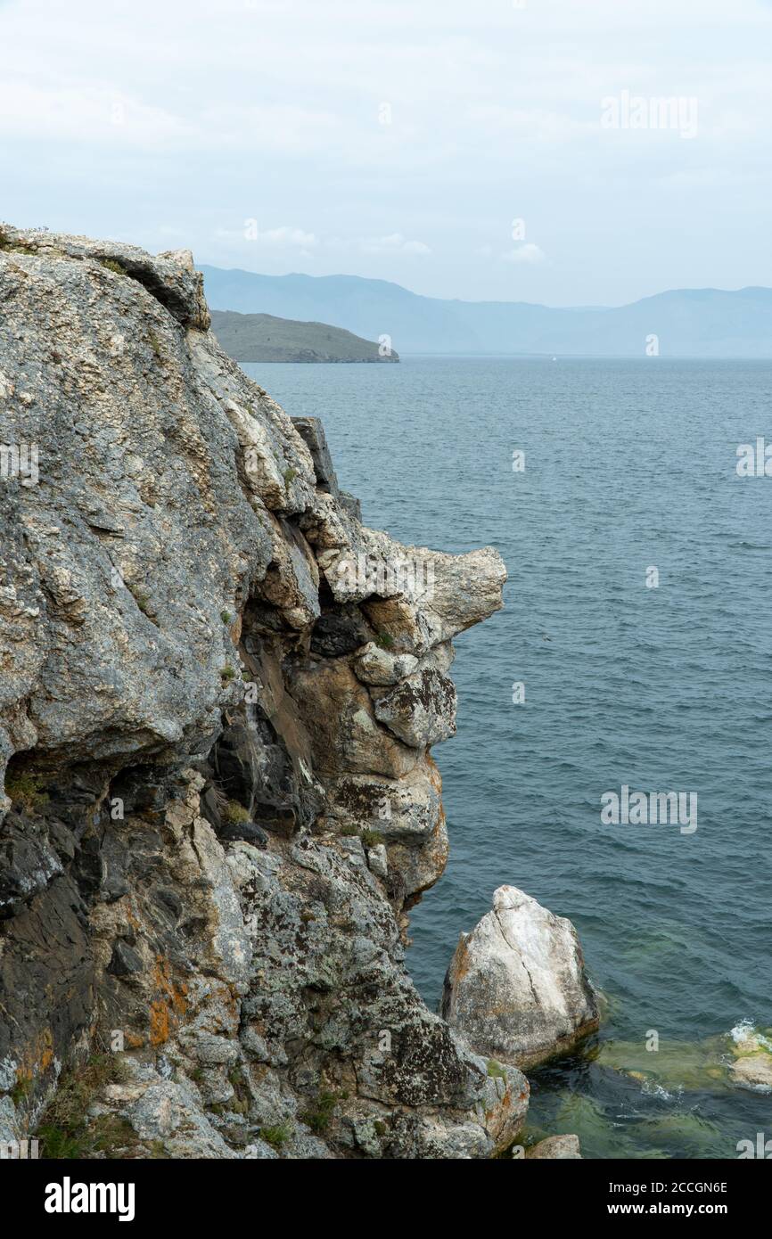 Kap am See, Felsenküste. Reisekonzept. Der Baikalsee ist der größte Süßwassersee der Welt Stockfoto
