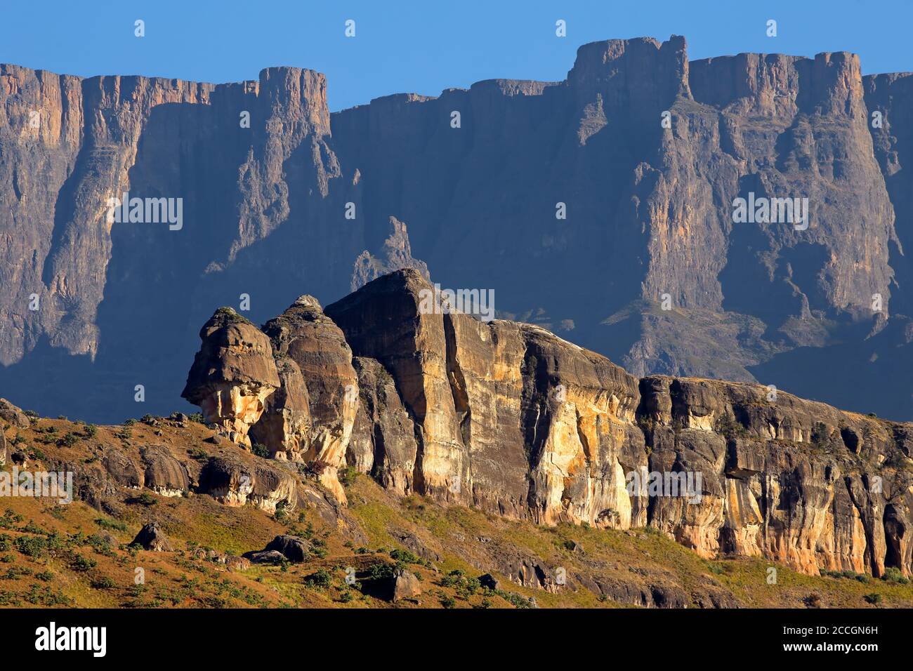 Hohe Gipfel in den Drakensberg Bergen, Royal Natal National Park, Südafrika Stockfoto