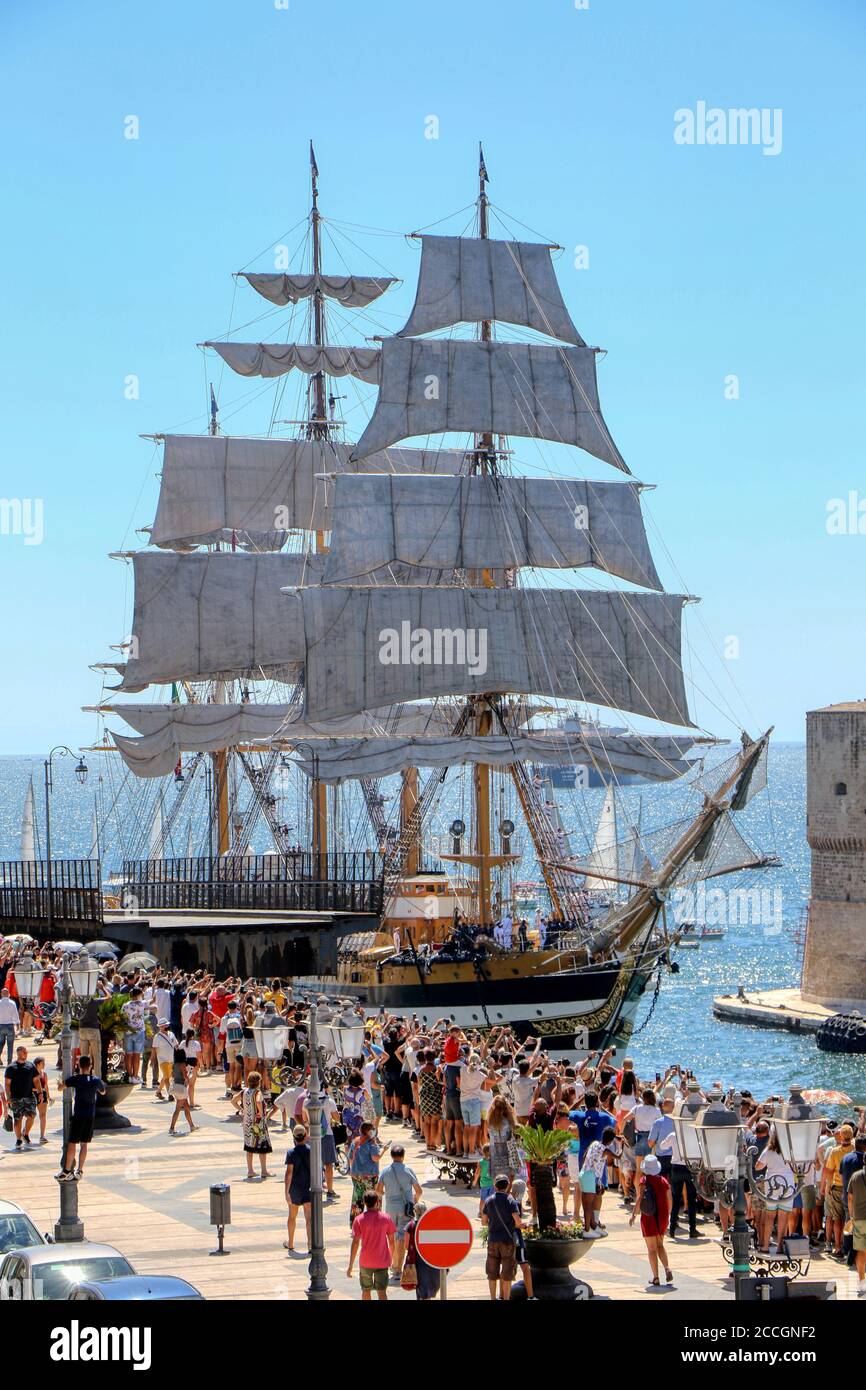 Das Amerigo Vespucci Trainingsschiff der italienischen Marine überquert