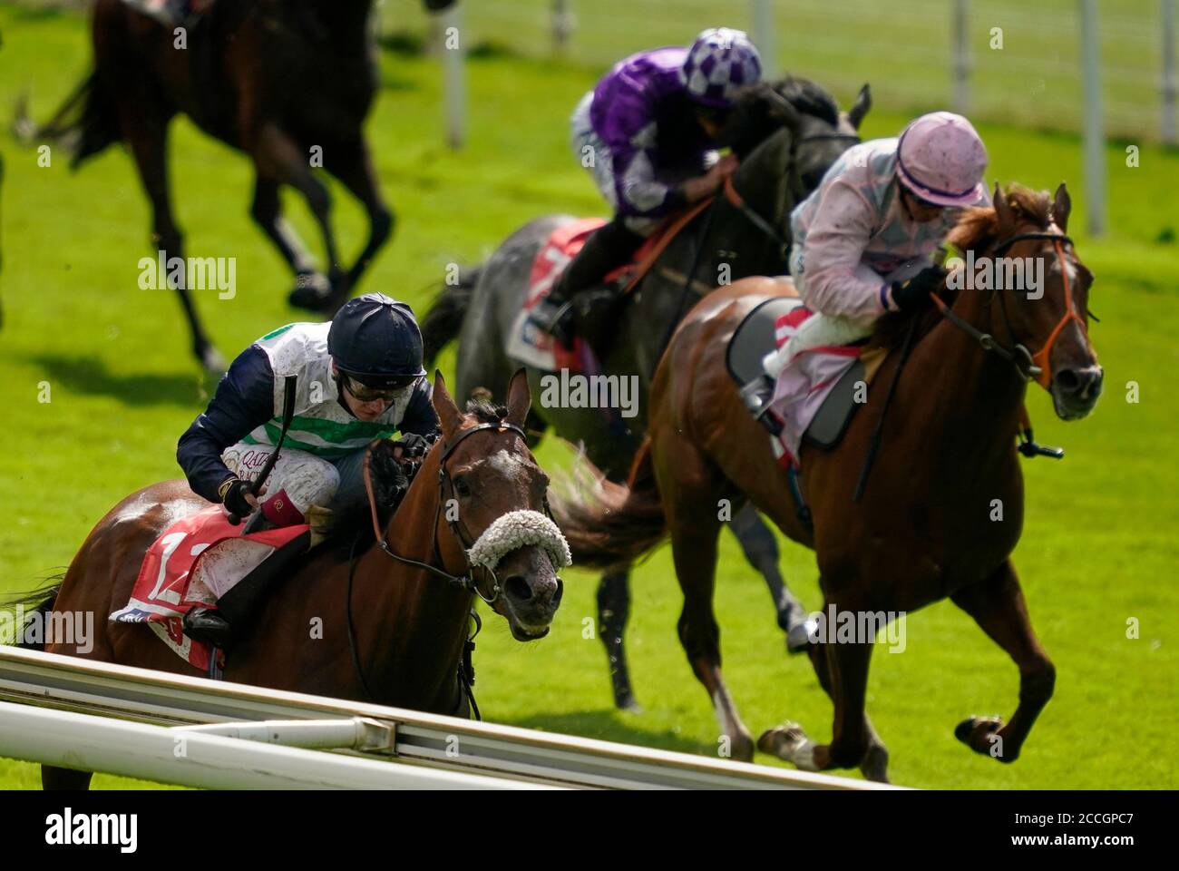 Coltrane mit Oisin Murphy (links) gewinnt den Sky Bet Melrose Handicap am vierten Tag des Yorkshire Ebor Festivals auf der York Racecourse. Stockfoto